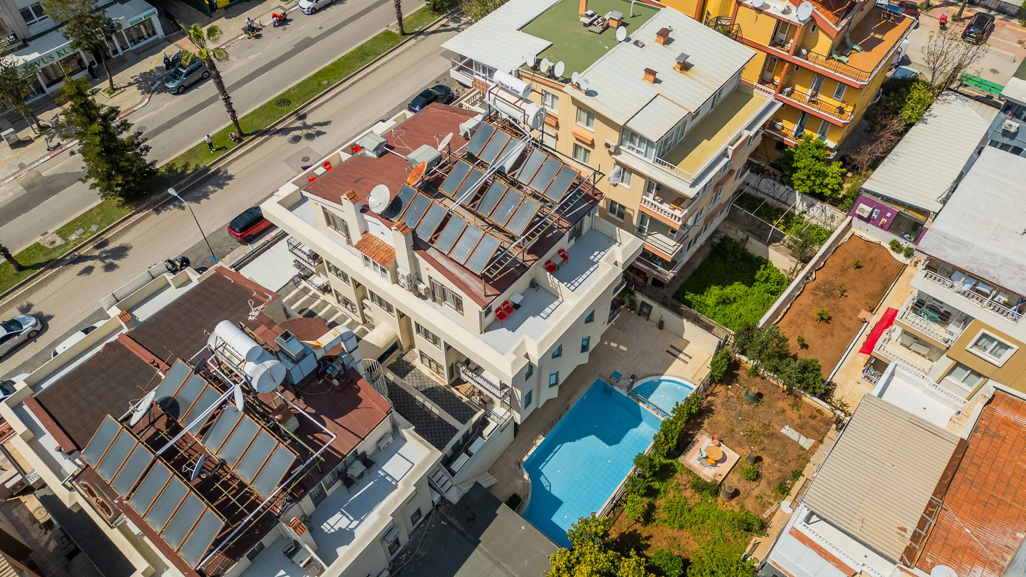 Sava Hotel’in arkasındaki havuzun gerçek drone çekimi