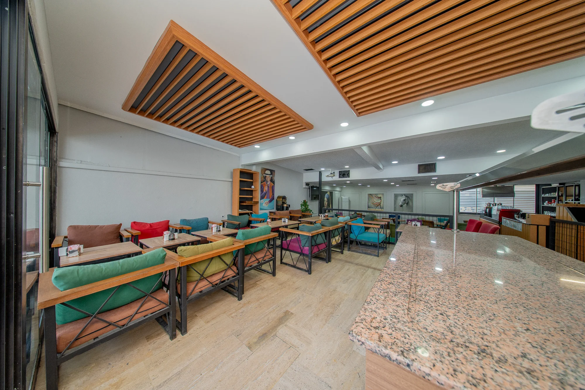 Sava Hotel restoranının renkli oturma alanları